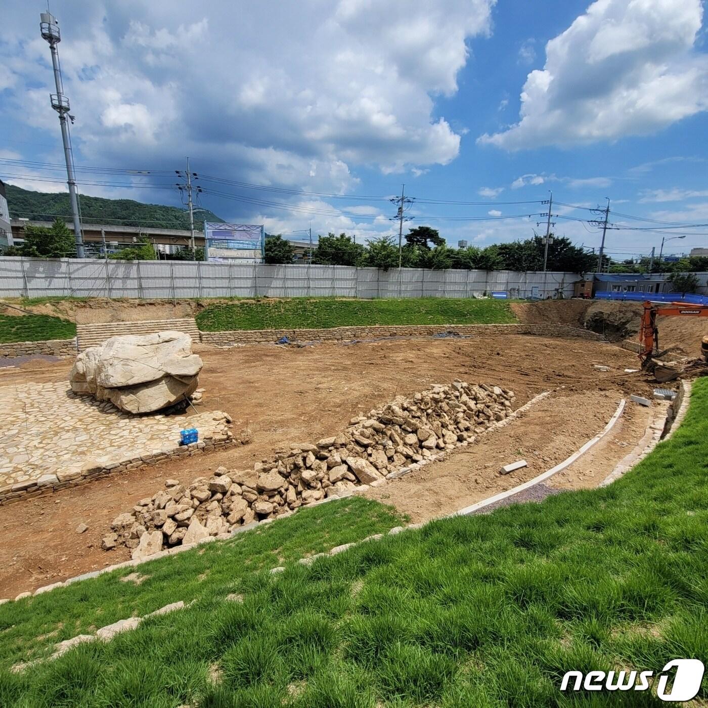 본문 이미지 - 정비 공사 과정 중 훼손 사실이 드러난 김해시 구산동 지석묘 유적 현장. (문화재청 제공) ⓒ 뉴스1