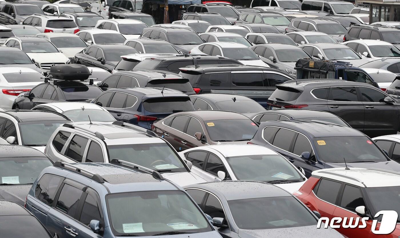 서울의 한 중고차매매단지에 중고차들이 주차돼 있다. (사진은 기사와 관련 없음).ⓒ News1 임세영 기자
