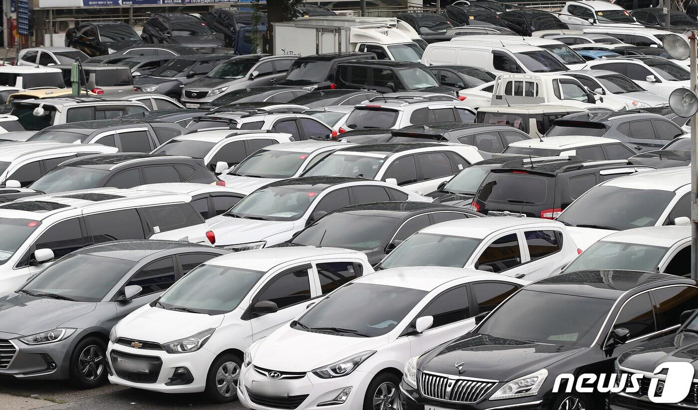 서울 성동구 장안평 중고차매매단지에 중고차들이 주차돼 있다. ./뉴스1 ⓒ News1 임세영 기자