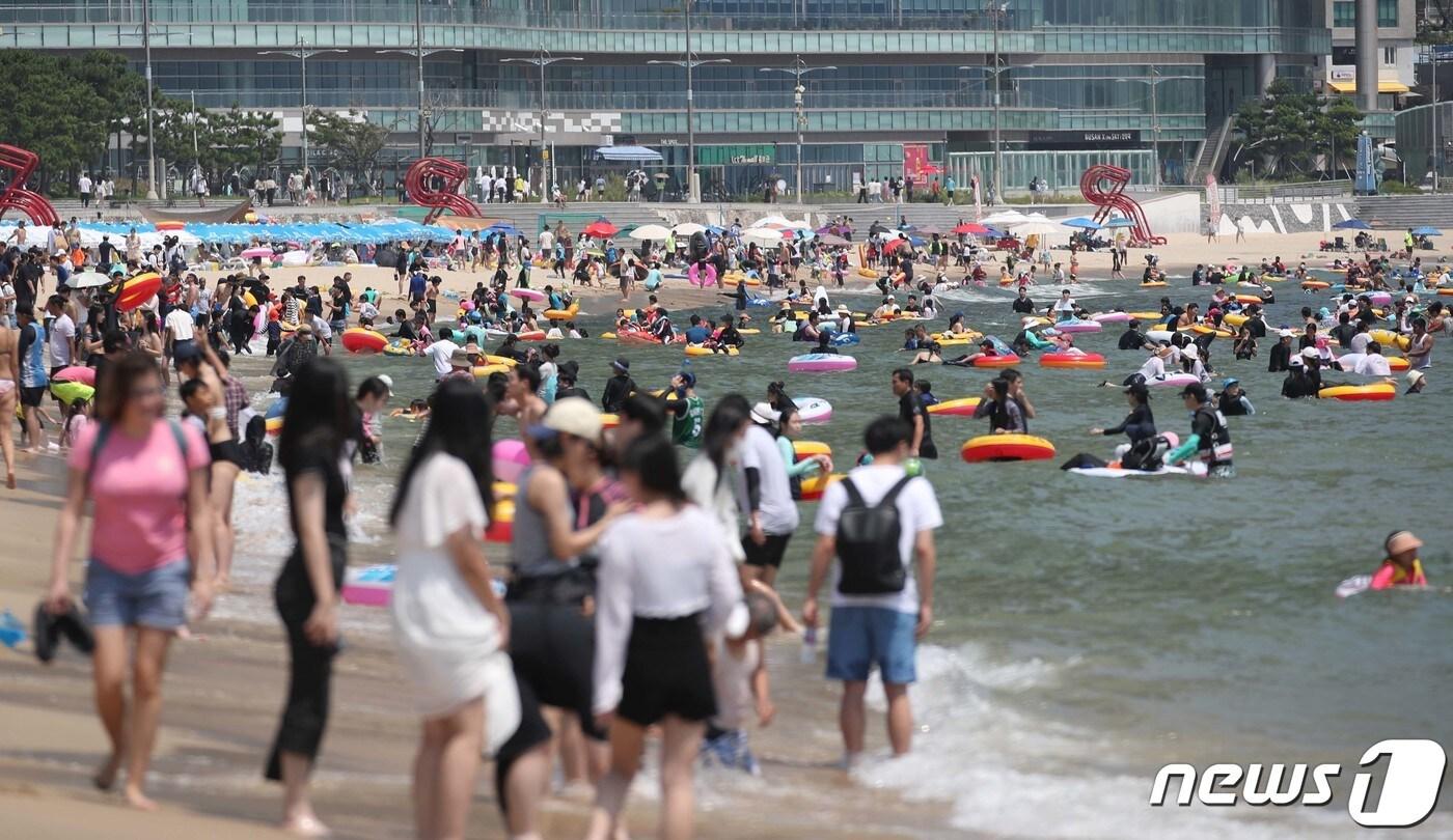 절기상 입추인 7일 부산 해운대구 해운대해수욕장을 찾은 피서객들이 물놀이를 즐기고 있다. 2022.8.7/뉴스1 ⓒ News1 김영훈 기자