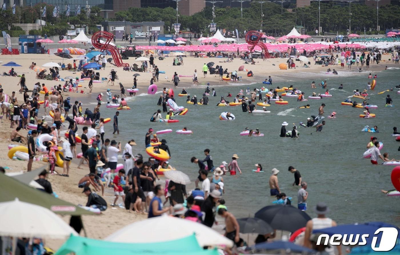 본문 이미지 - 절기상 입추인 7일 부산 해운대구 해운대해수욕장이 피서객들로 붐비고 있다. 2022.8.7/뉴스1 ⓒ News1 김영훈 기자