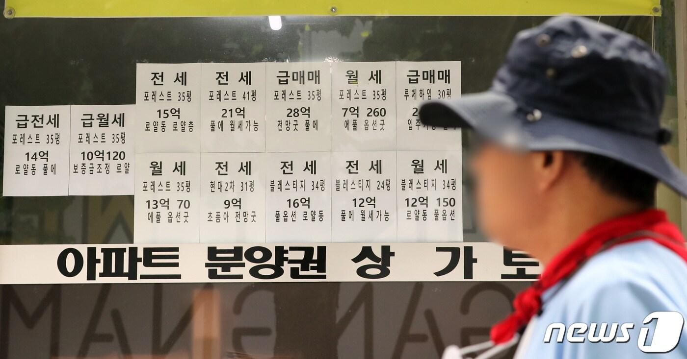 본문 이미지 - 7일 서울 강남구에 위치한 한 공인중개사 사무소 유리창에 전월세 매물이 붙어 있다. 2022.8.7/뉴스1 ⓒ News1 장수영 기자