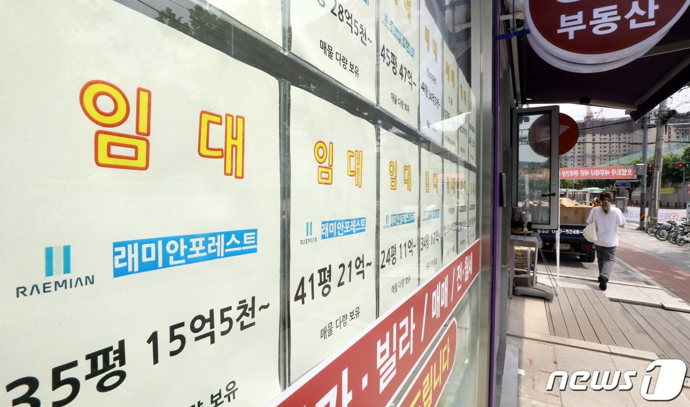 본문 이미지 - 7일 서울 강남구에 위치한 한 공인중개사 사무소 유리창에 전월세 매몰이 붙어 있다. 2022.8.7/뉴스1 ⓒ News1 장수영 기자