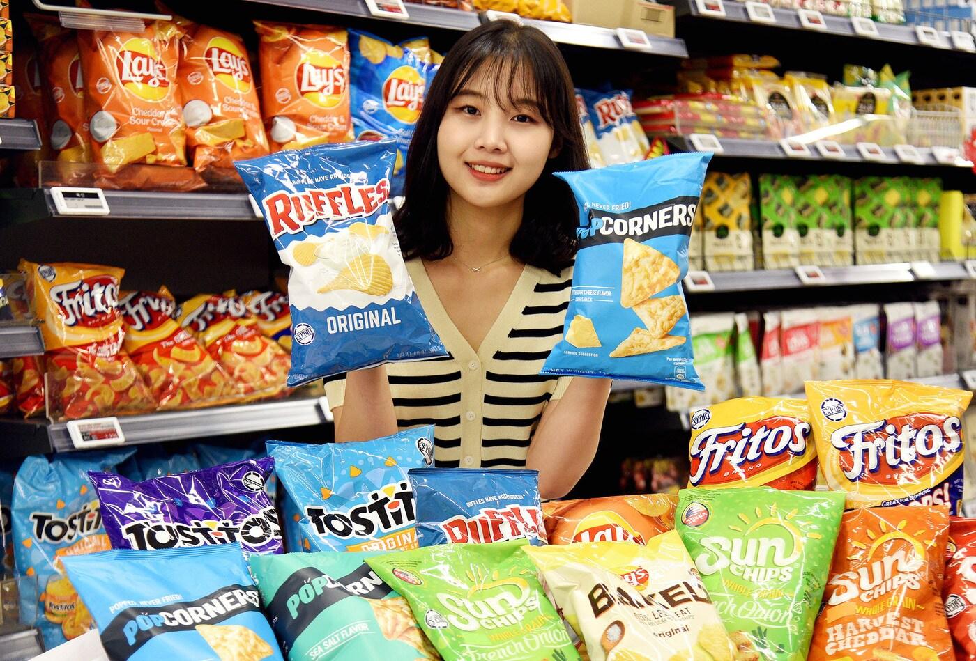 본문 이미지 - 모델이 8일 서울 성산동 홈플러스 월드컵점에서 프리토레이 수입과자 신상품을 선보이고 있다.(홈플러스 제공)ⓒ 뉴스1