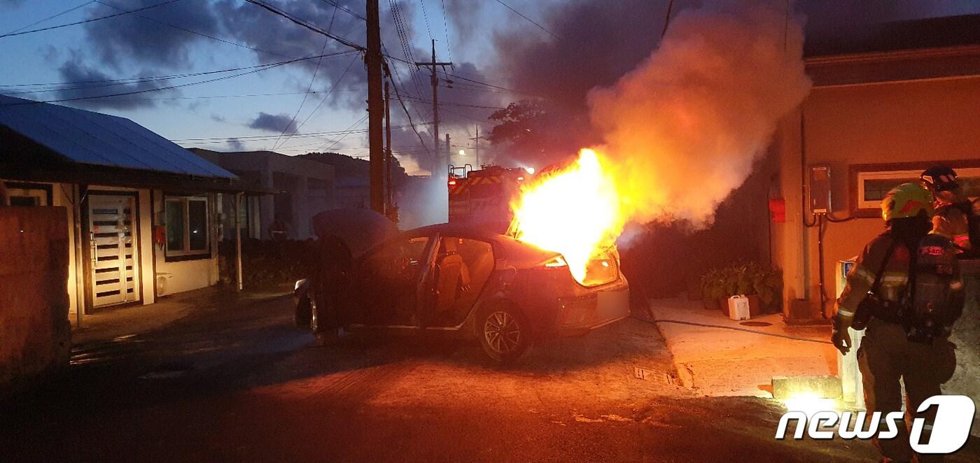 8일 오전 5시1분쯤 제주 서귀포시 토평동에 주차돼 있던 2019년식 아이오닉에서 불이 나 소방대원들이 진압하고 있다.(서귀포소방서 제공) 2022.8.8/뉴스ⓒ News1