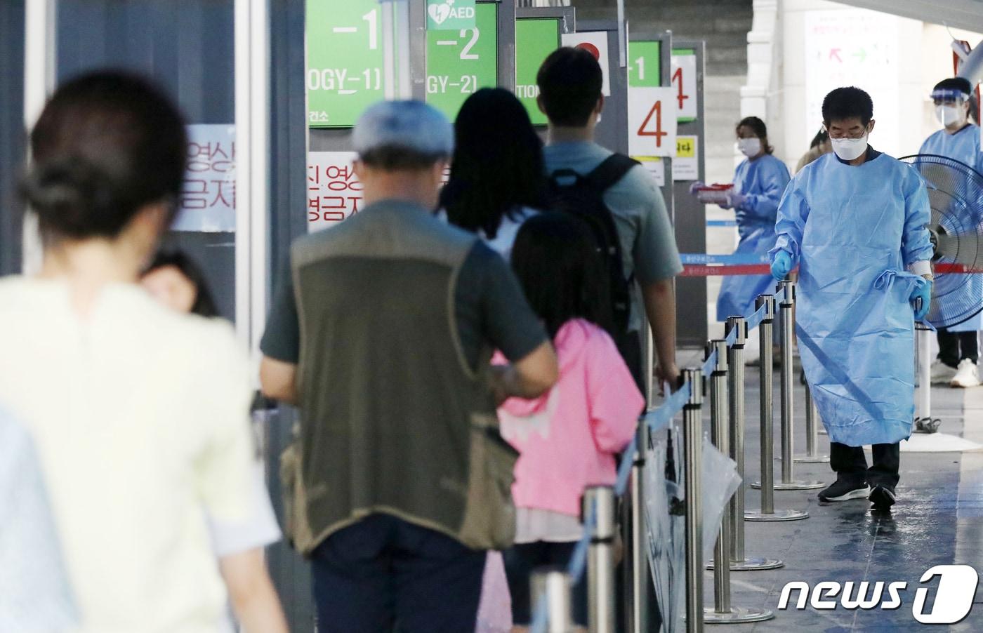 본문 이미지 - 8일 오전 서울 용산구 보건소에 마련된 신종 코로나바이러스 감염증(코로나19) 선별검사소에서 시민들이 줄을 서 검사 차례를 기다리고 있다. 2022.8.8/뉴스1 ⓒ News1 민경석 기자