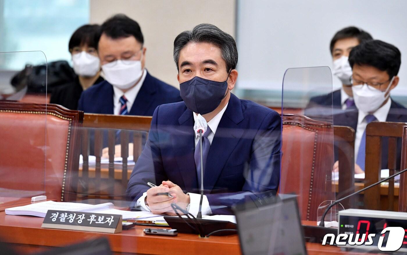 본문 이미지 - 윤희근 경찰청장 후보자가 8일 서울 여의도 국회 행정안전위원회의 인사청문회에서 의원 질의에 답하고 있다. (공동취재) 2022.8.8/뉴스1 ⓒ News1 허경 기자