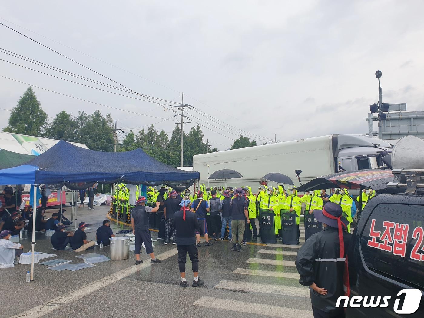본문 이미지 - 지난 8월 강원도 홍천 하이트진로 강원공장 앞에서 민주노총 공공운수노조 화물연대 조합원들이 농성을 벌이고 있다.(자료사진)ⓒ News1 DB