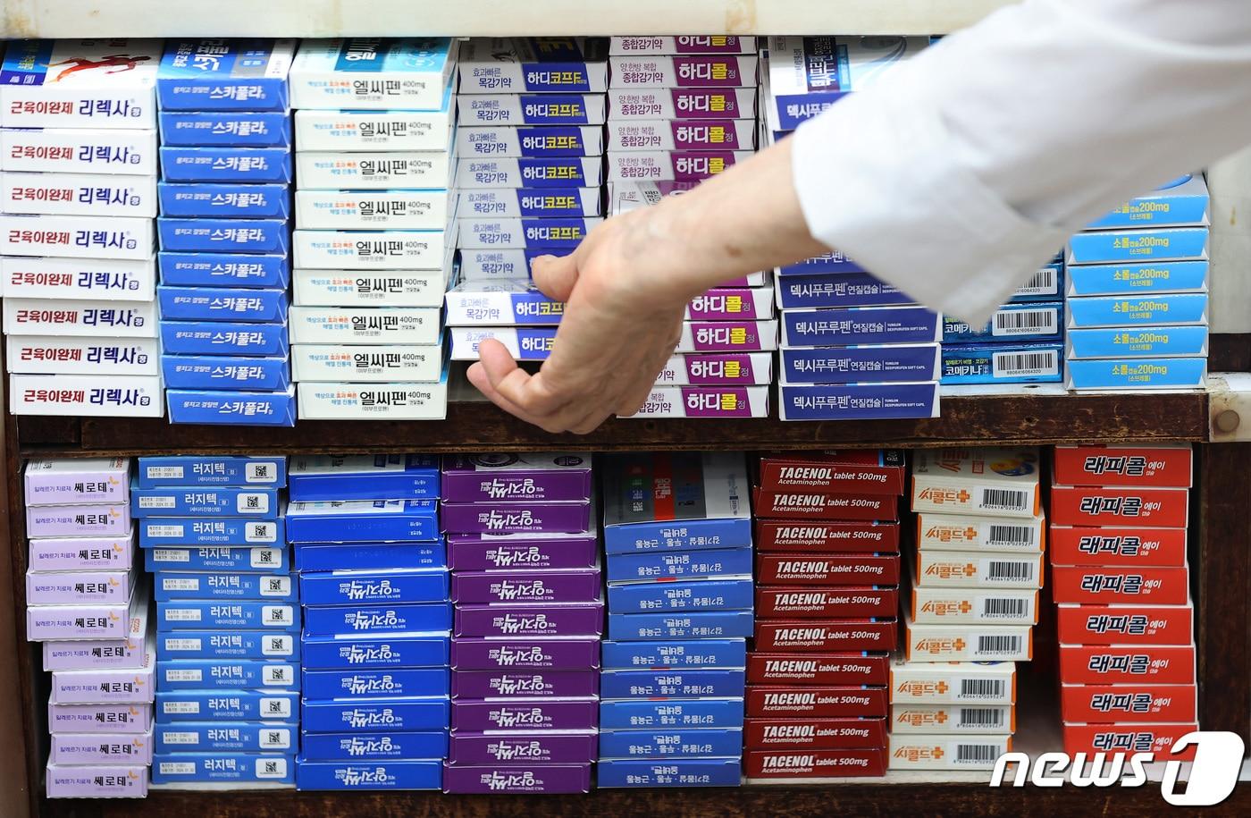 본문 이미지 - 서울 시내 한 약국에 각종 감기약이 진열돼 있다./뉴스1 ⓒ News1 조태형 기자