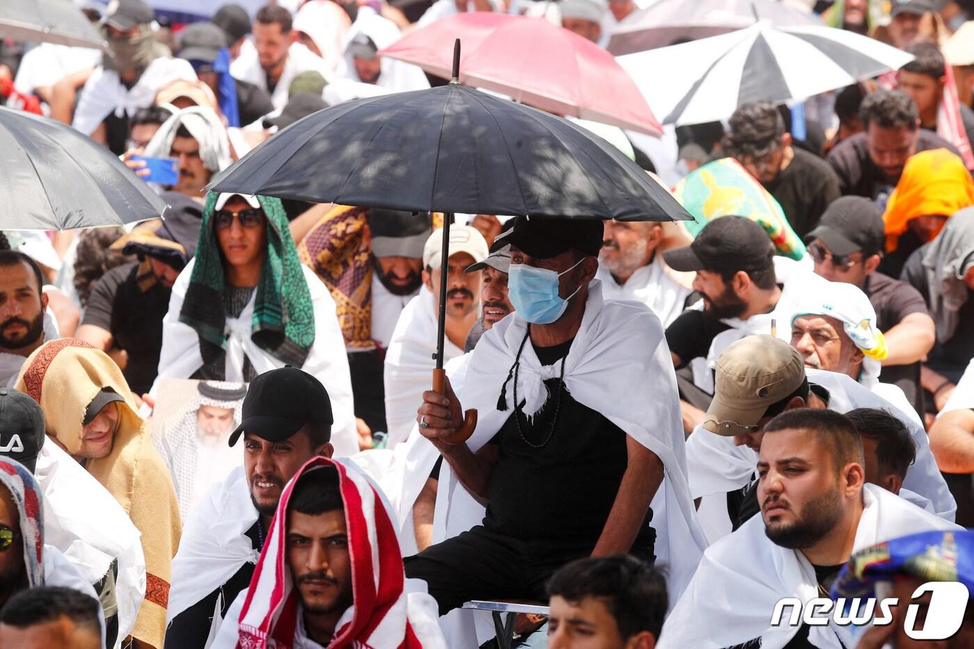 본문 이미지 - 이라크 바그다드에서 지난 5일 금요 기도회가 열린 모습. 2022. 8. 5. ⓒ 로이터=뉴스1 ⓒ News1 최서윤 기자