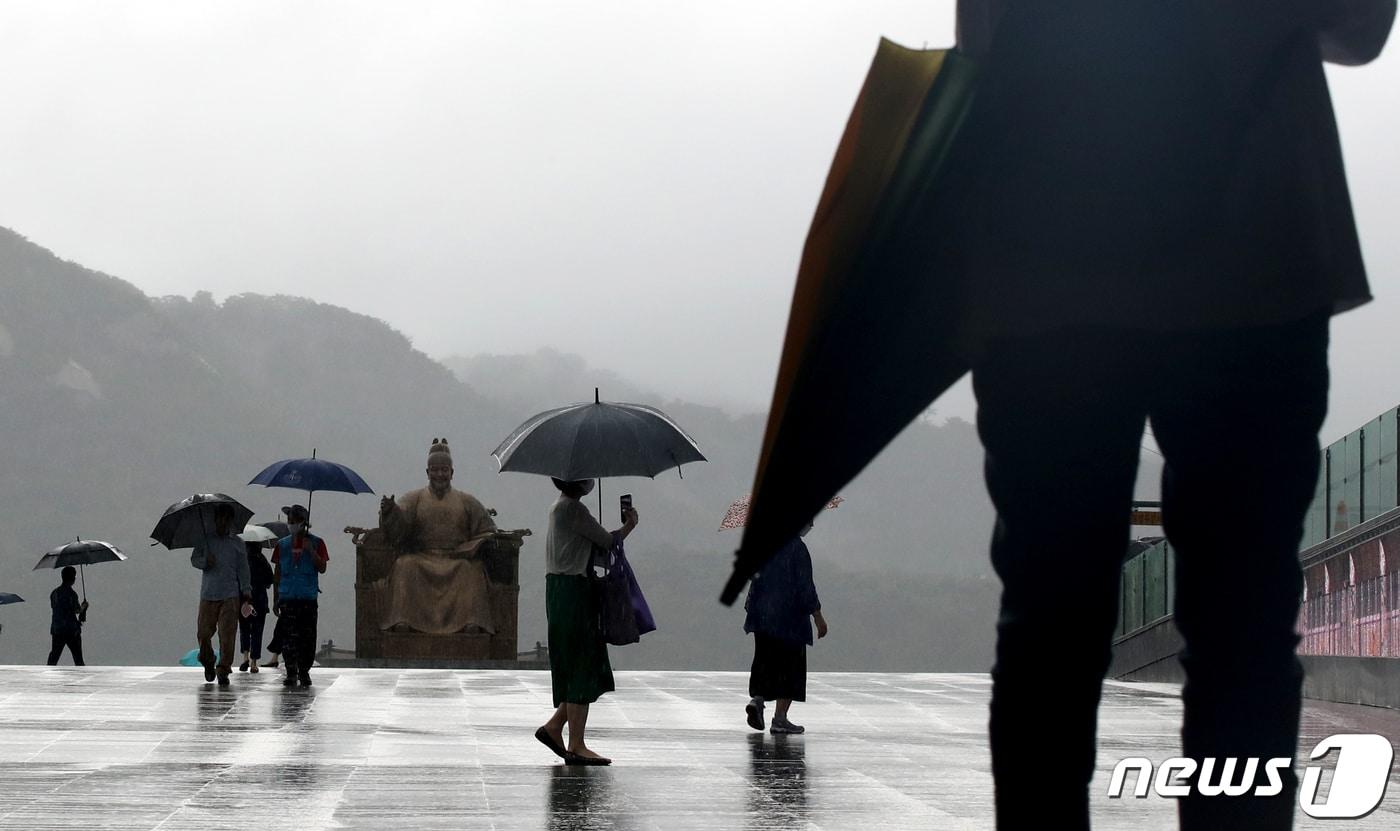 본문 이미지 - 중부지역을 중심으로 많은 비가 내리며 수도권 곳곳에 호우경보가 발효된 8일 우산을 쓴 시민들이 광화문광장을 지나고 있다. 2022.8.8/뉴스1 ⓒ News1 이광호 기자