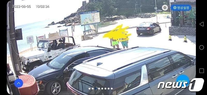 본문 이미지 - 문 닫힌 고성 해수욕장 음식점서 무단 샤워한 피서객으로 추정되는 인물.(인터넷 커뮤니티 캡처) 2022.8.8/뉴스1