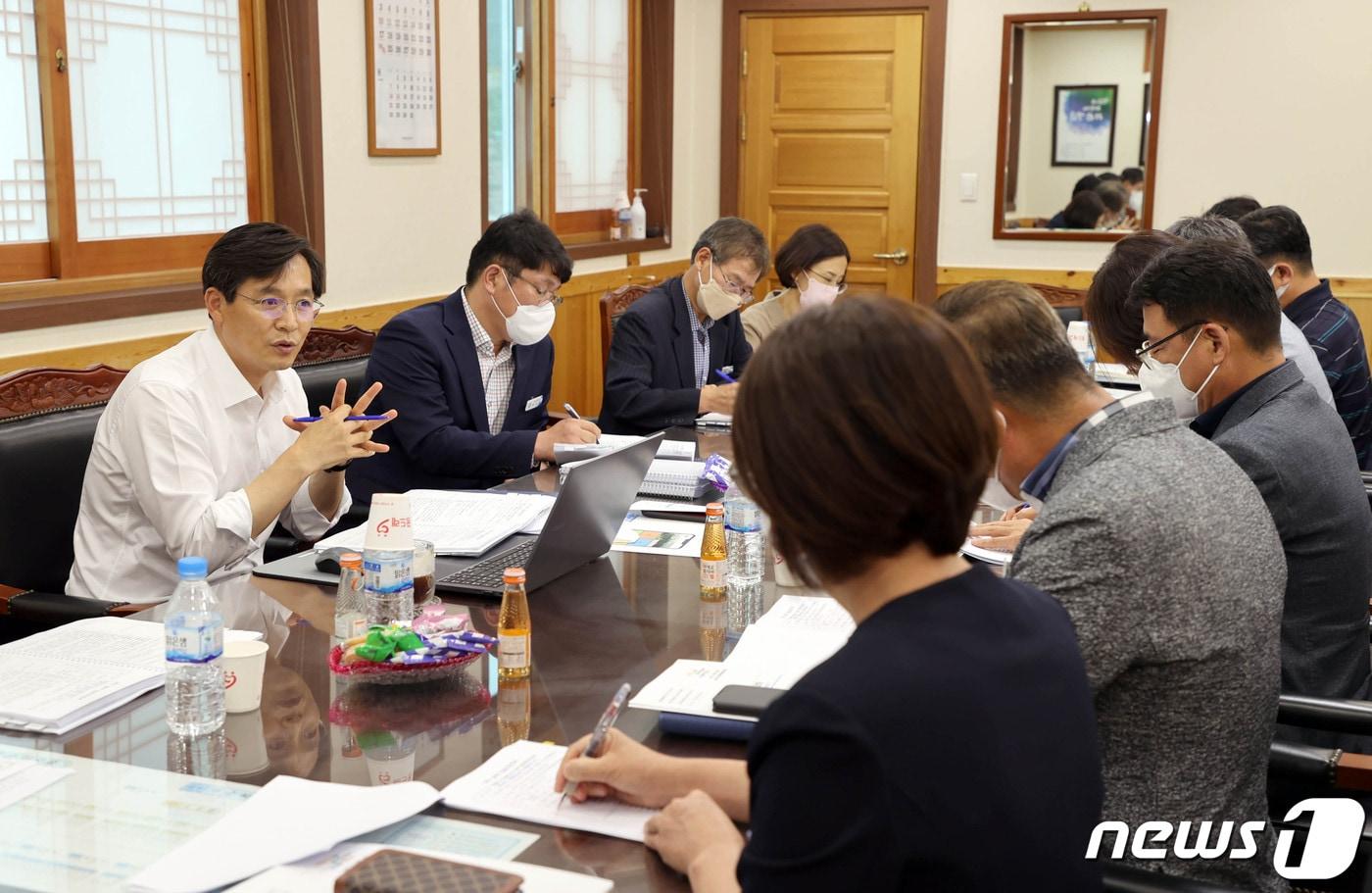 본문 이미지 - 영암군이 8월초부터 부서별 민서8기 공약사항 검토회의를 가졌다. 맨 왼쪽이 우승희 영암군수.ⓒ 뉴스1