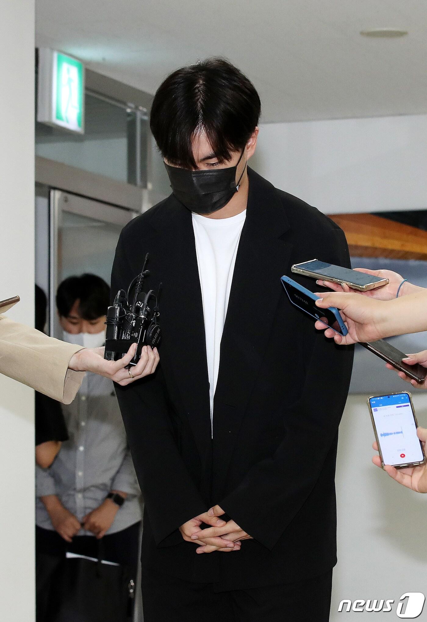 본문 이미지 - 진천선수촌에서 음주운전 사고를 낸 스피드스케이팅 국가대표 김민석이 8일 오후 서울 송파구 대한빙상경기연맹 회의실에서 열린 스포츠공정위원회(징계위원회)에 출석하며 고개 숙여 인사하고 있다. 2022.8.8/뉴스1 ⓒ News1 박지혜 기자