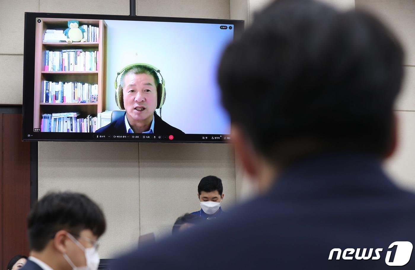 본문 이미지 - 민관기 전국경찰직장협의회 회장이 8일 오후 서울 여의도 국회에서 열린 윤희근 경찰청장 후보자 인사청문회에 화상 증인으로 출석해 의원들의 질의에 답하고 있다. (공동취재) 2022.8.8/뉴스1 ⓒ News1 허경 기자