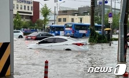 본문 이미지 - 호우경보가 발효된 8일 오후 인천시 부평구 부평경찰서 인근 도로가 폭우에 잠겨있다. (독자제공) 2022.8.8/뉴스1