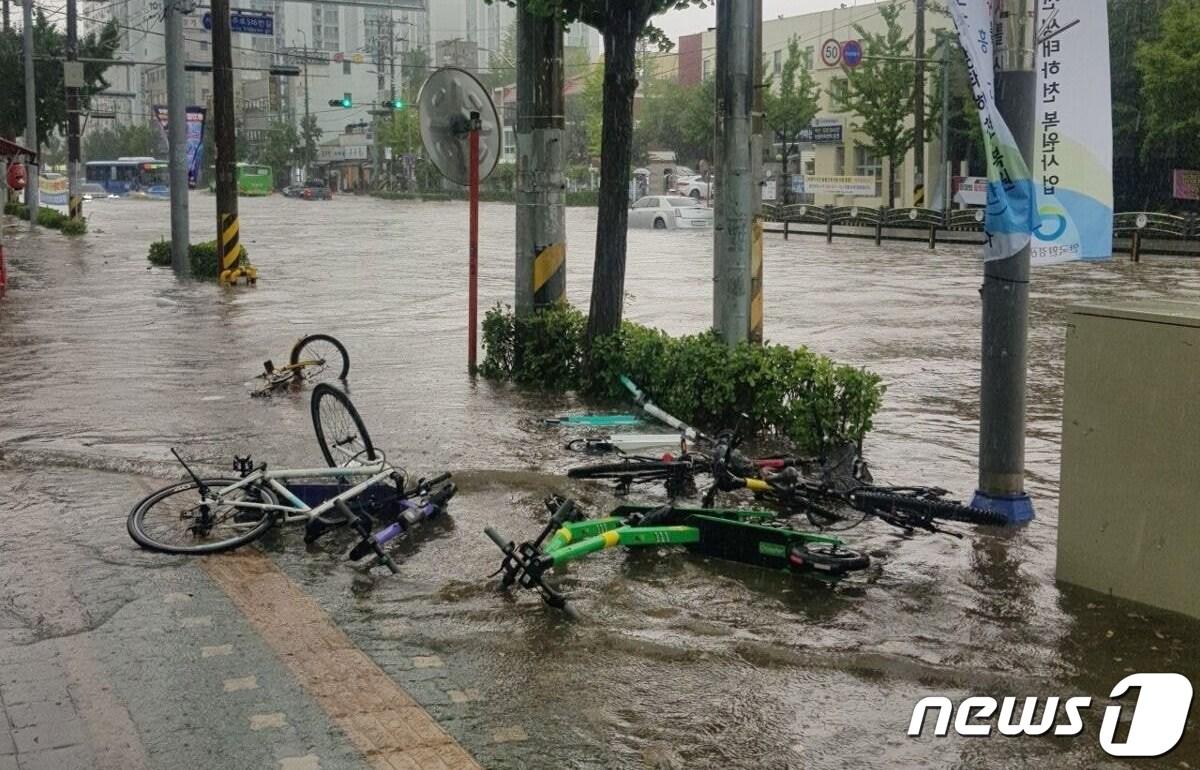 본문 이미지 - 호우경보가 발효된 8일 오후 인천시 부평구 부평경찰서 인근 도로가 폭우에 잠겨있다. (독자제공) 2022.8.8/뉴스1