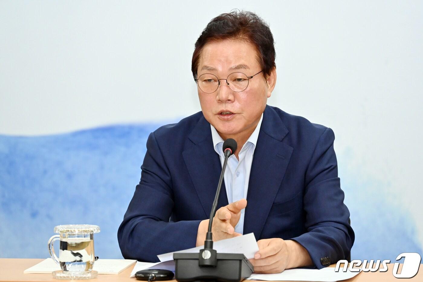 본문 이미지 - 박완수 경남도지사가 8일 도청 도정회의실에서 진행된 ‘실국본부장회의’에서 청년들의 문화공간 조성과 함께 인재양성 계획을 적극 주문하고 있다.(경남도 제공)2022.8.8.ⓒ 뉴스1