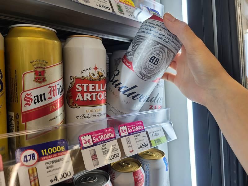 본문 이미지 - CU는 지난달 버드와이저(740ml)를 '5캔 10000원'에  ⓒ 뉴스1
