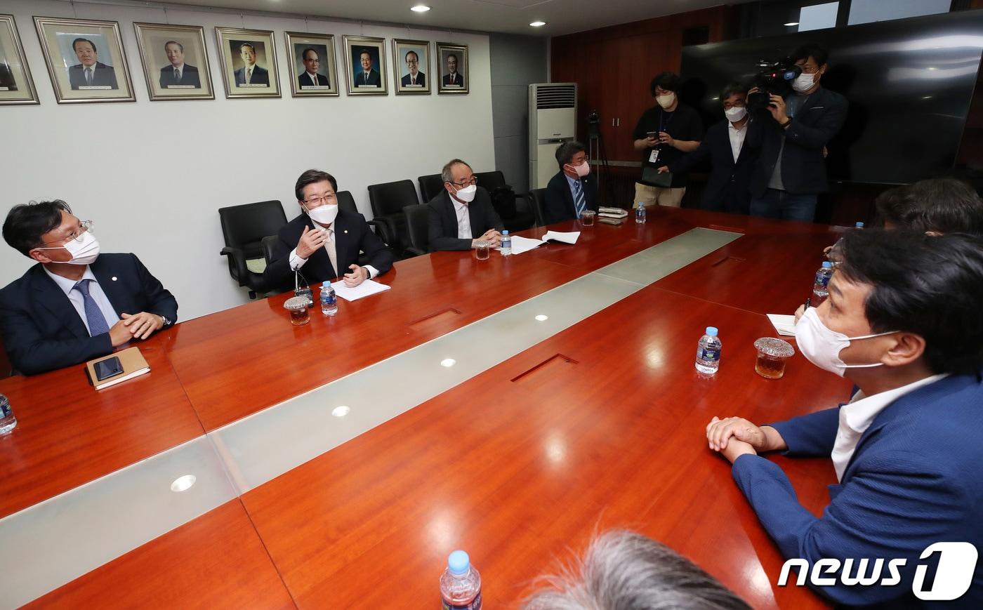 임홍재 국민대 총장이 8일 오후 서울 성북구 국민대학교에서 김건희 여사 논문 조사 결과와 관련해 항의 방문한 국회 교육위원회 더불민주당 소속 의원들과 면담하고 있다. (공동취재) 2022.8.8/뉴스1 ⓒ News1 이성철 기자