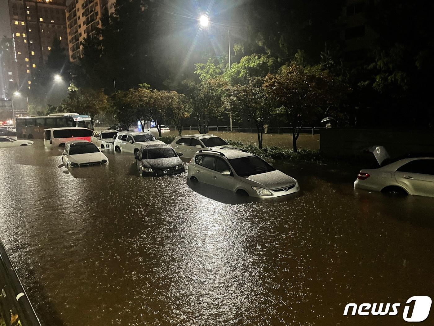 본문 이미지 - 8일 서울 강남역 사거리 교대방향이 도로가 침수돼 있다. 2022.8.8/뉴스1 ⓒ News1 송원영 기자