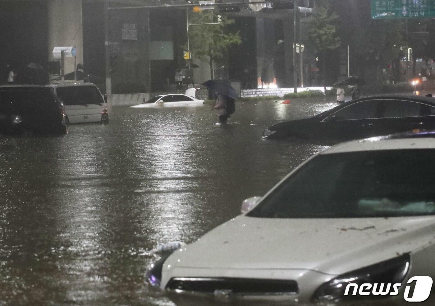 8일 서울 서초구 진흥아파트 인근 도로가 침수돼 차량이 물에 잠겨 있다. 2022.8.8/뉴스1 ⓒ News1 송원영 기자