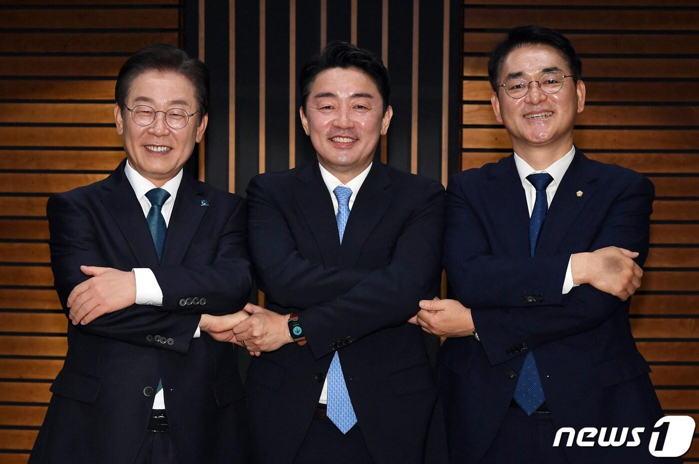 본문 이미지 - 이재명(왼쪽부터), 강훈식, 박용진 더불어민주당 당대표 후보가 9일 오전 서울 양천구 CBS사옥에서 열린 CBS라디오 ‘김현정의 뉴스쇼’ 당대표 후보자 방송 토론회에 출연해 기념 촬영을 하고 있다. 2022.8.9/뉴스1 ⓒ News1 국회사진취재단