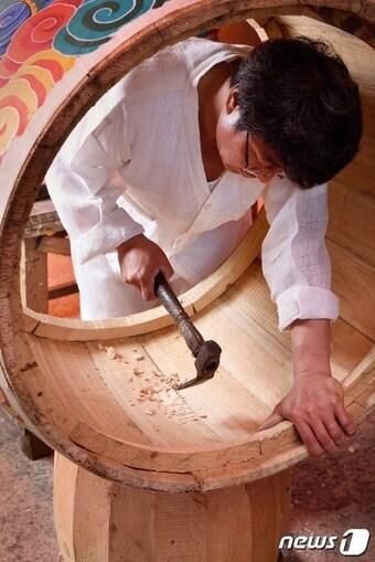 본문 이미지 - 악기장' 북 제작 보유자로 인정 예고된 윤종국씨. (문화재청 제공) ⓒ 뉴스1