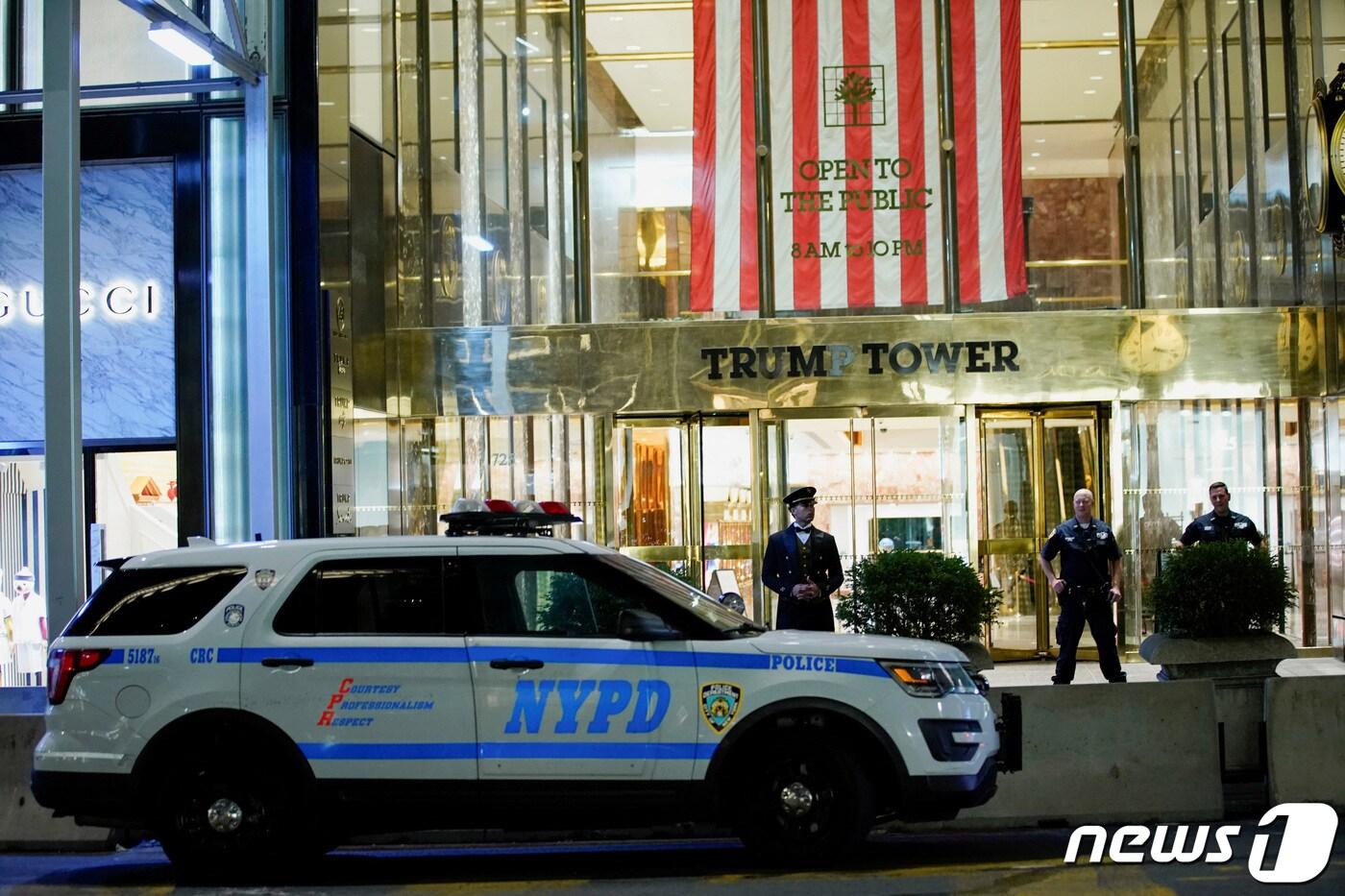 본문 이미지 - 미국 뉴욕 트럼프타워 앞에 경찰관들이 서 있는 모습. 2022. 8. 8. ⓒ 로이터=뉴스1 ⓒ News1 최서윤 기자