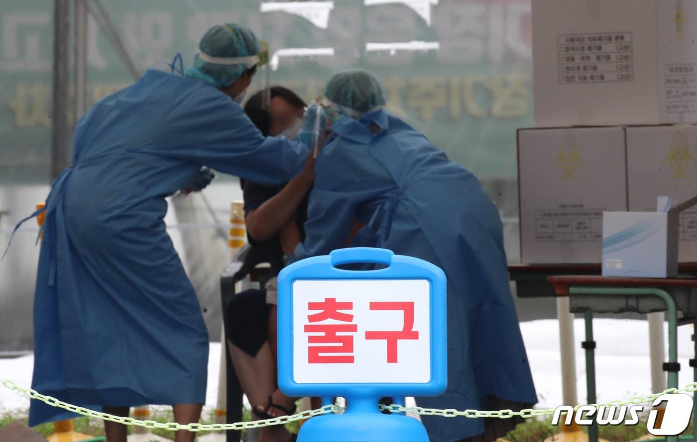 본문 이미지 - 대전지역 코로나19 확진자가 일주일 새 37% 늘며 11월을 앞두고 뚜렷한 증가세를 보이고 있다. ⓒNews1 김기태 기자