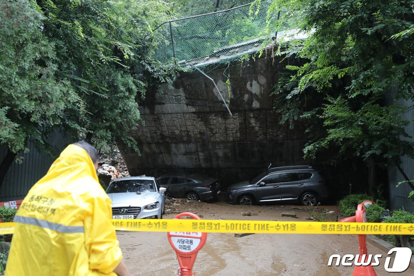 본문 이미지 - 9일 서울 동작구 사당동 극동아파트의 축대가 지난밤 내린 집중호우로 무너져 있다. 2022.8.9/뉴스1 ⓒ News1 박지혜 기자