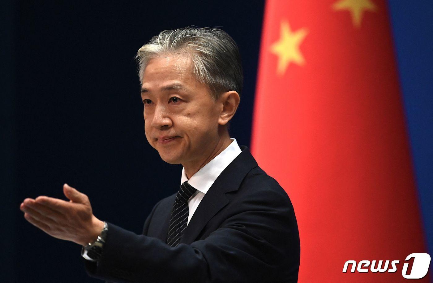 왕원빈 중국 외교부 대변인이 기자회견 중 질문을 받고 있다. ⓒ AFP=뉴스1 ⓒ News1 우동명 기자