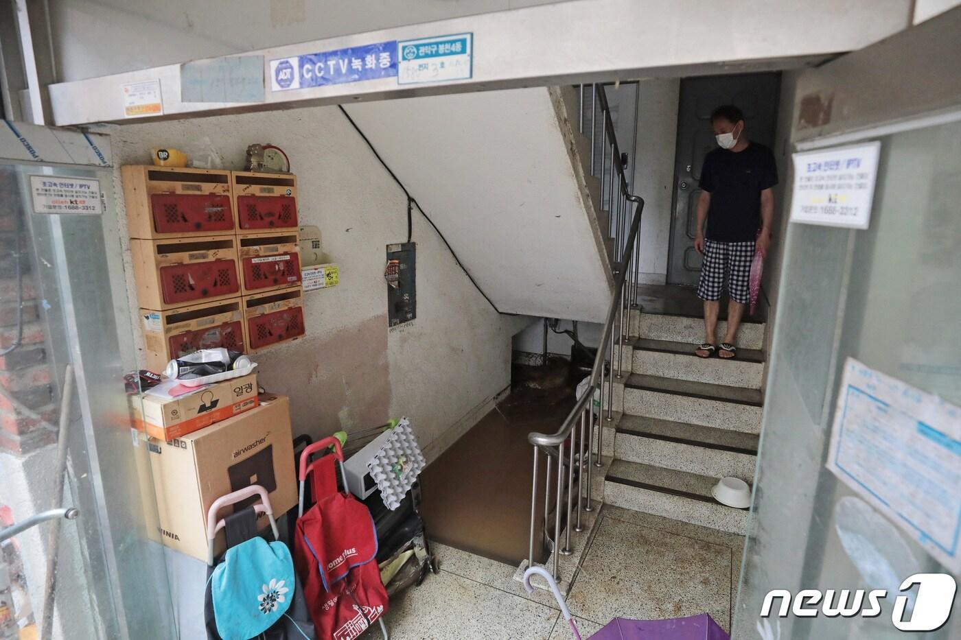 본문 이미지 - (사진은 기사 내용과 무관함) / 9일 서울시 관악구 청룡동의 한 빌라 지하까지 빗물이 가득 차 있다.  ⓒ News1 