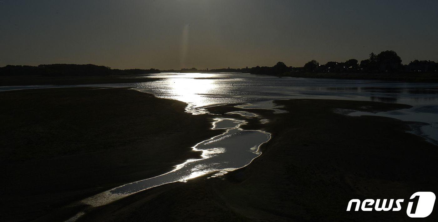 본문 이미지 - 유럽에서 극심한 폭염으로 가뭄이 악화하는 가운데 프랑스 서부 생마투랭쉬 루아르 강의 낮은 수위. 2022. 8. 7. ⓒ AFP=뉴스1 ⓒ News1 최서윤 기자