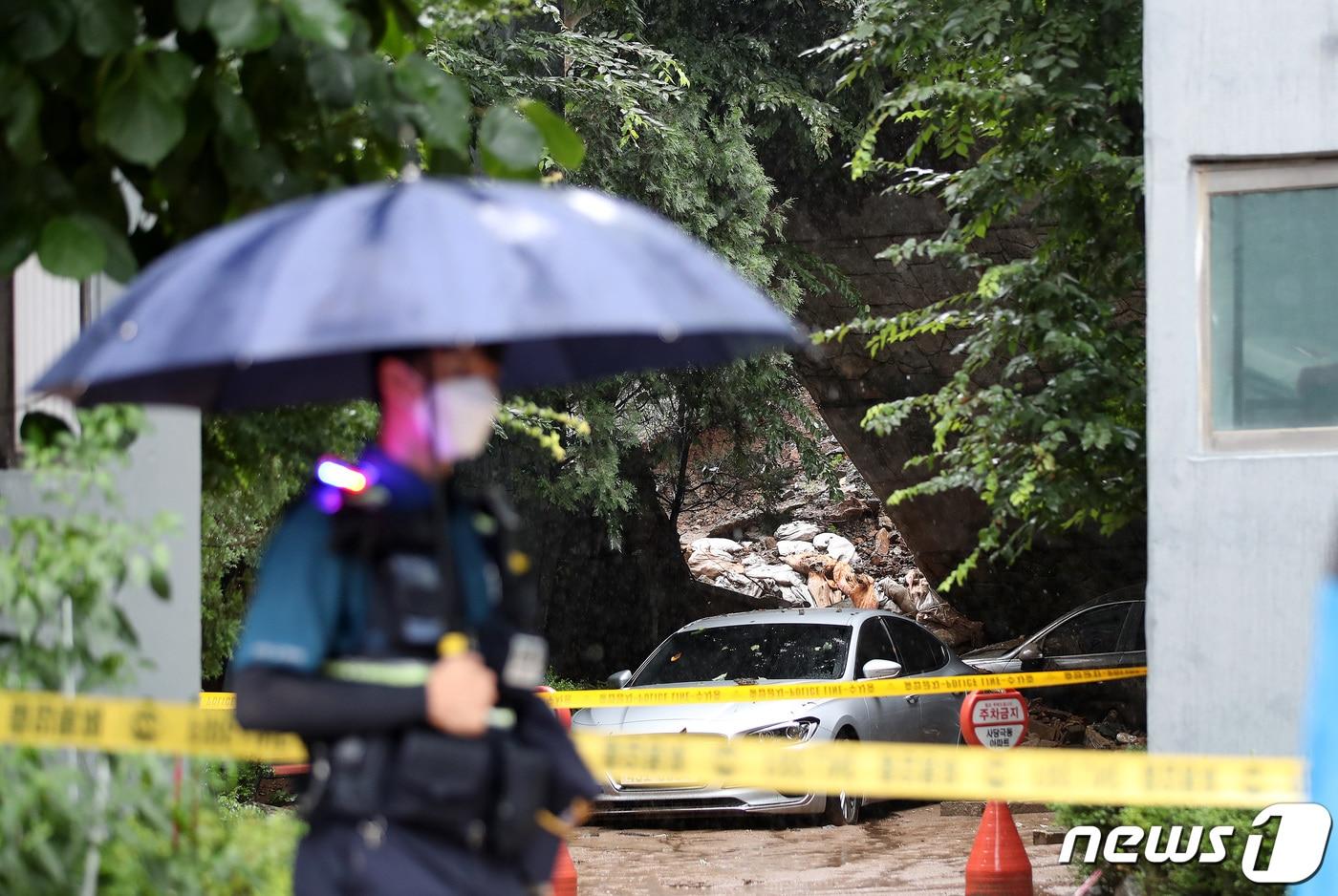 9일 서울 동작구 사당동 극동아파트의 축대가 지난밤 내린 집중호우로 무너져 출입이 통제되고 있다. 2022.8.9/뉴스1 ⓒ News1 박지혜 기자