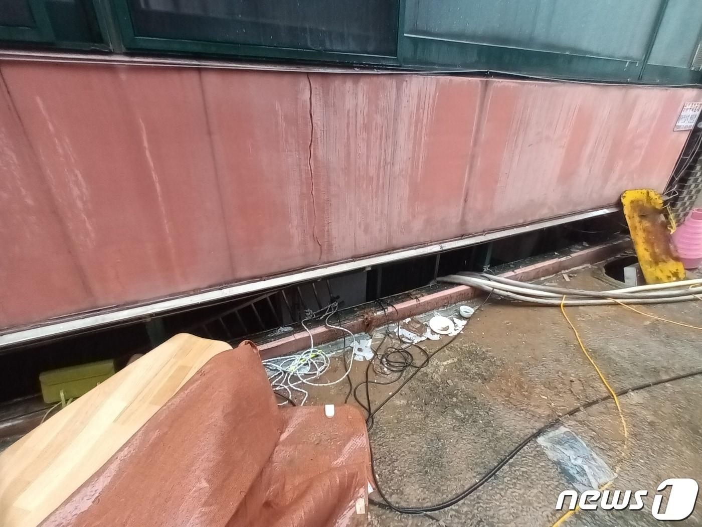 본문 이미지 - 지난 8일 오후 9시쯤 서울 관악구 신림동 한 주택가 반지하에 폭우로 침수된 일가족 3명이 사망했다. ⓒ 뉴스1