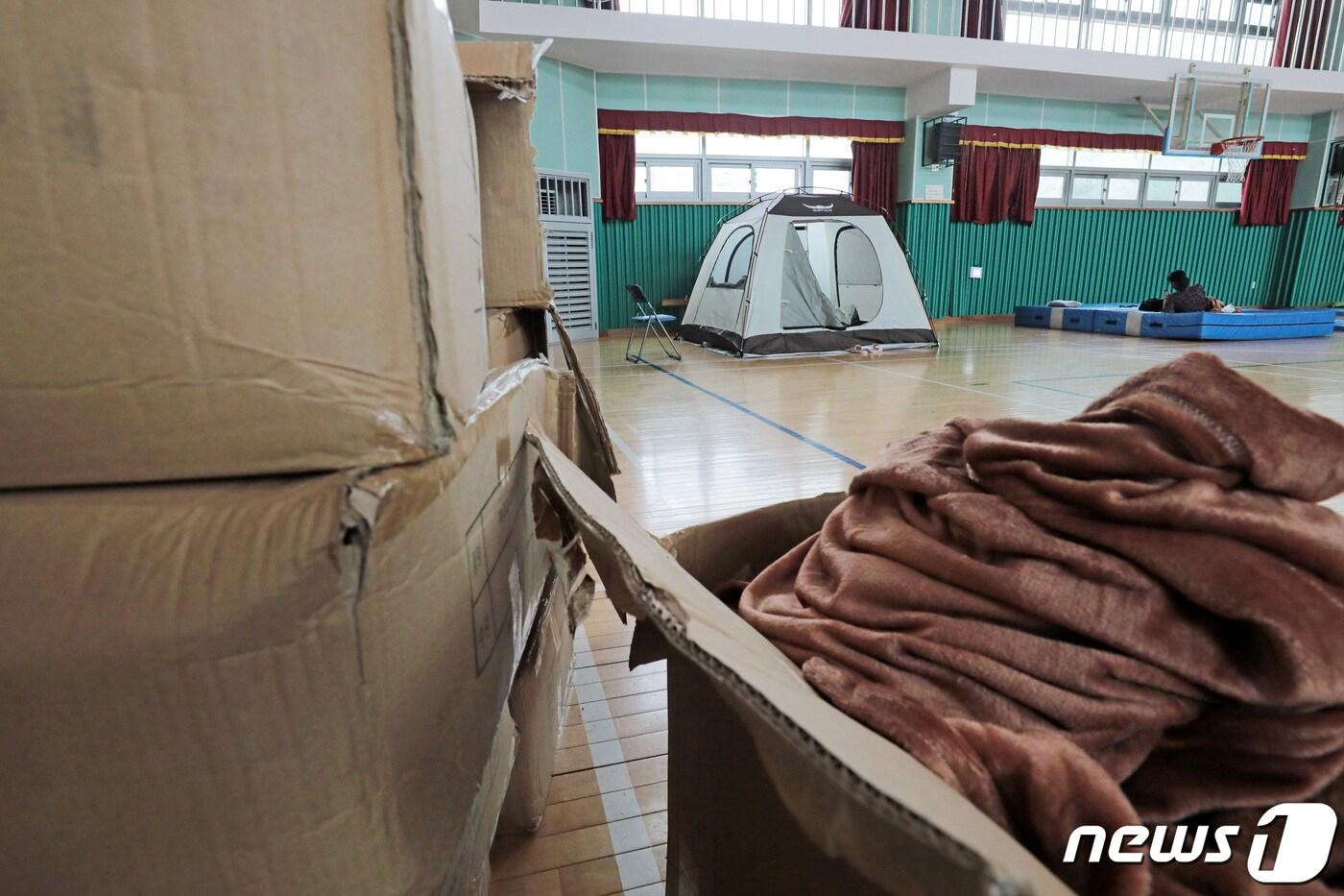 본문 이미지 - 수도권과 중부지방을 중심으로 폭우가 예보된 9일 서울 동작구 문창초등학교에 이재민 대피소가 마련돼 있다. 2022.8.9/뉴스1 ⓒ News1 조태형 기자