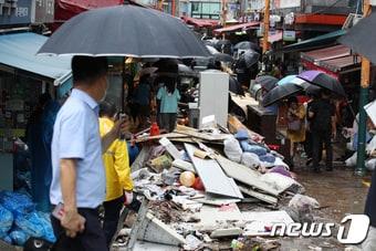 본문 이미지 - 사진은 지난해 폭우 피해를 입은 서울 동작구 남성사계시장의 피해 당시 모습. ⓒ News1 이광호 기자