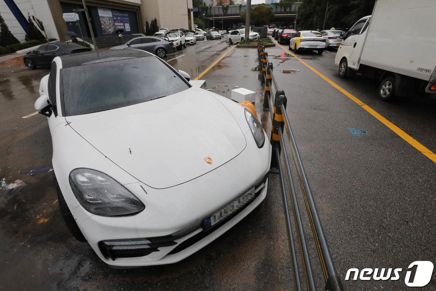 서울을 비롯한 중부지역에 기록적인 폭우가 내린 9일 서울 서초구 서초동 진흥아파트 앞 서초대로에 침수로 고립된 차량들이 엉켜있다. 2022.8.9/뉴스1 ⓒ News1 박세연 기자