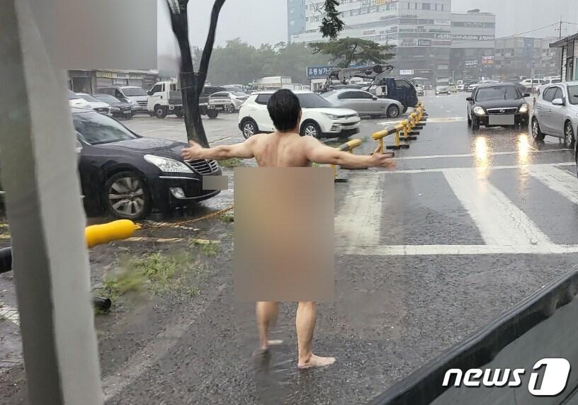 본문 이미지 - 안산시 단원구에서 한 남성이 나체 상태로 비를 맞고 있다.(온라인 커뮤니티) ⓒ 뉴스1