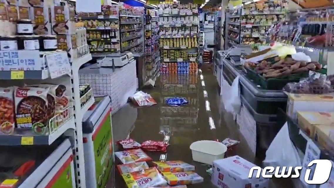 본문 이미지 - 8일 내린 폭우로 서울 서초구 래미안서초에스티지 아파트 상가 마트에 빗물이 고여있다. 22.08.09/뉴스1 (독자제공)ⓒ 뉴스1