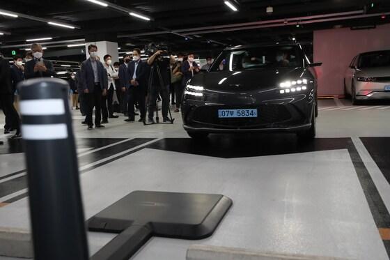 본문 이미지 - 지난해 2월 경기도 고양시 일산서구 현대 모터스튜디오를 방문해 전기차 무선충전 관련 시설을 둘러본 이종호 과기정통부 장관. (과학기술정보통신부 제공) /뉴스1