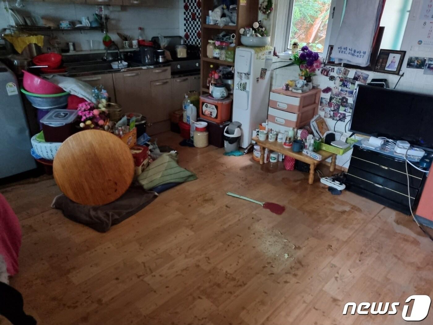 본문 이미지 - 9일 찾은 경기 남양주시 퇴계원읍 신하촌마을 한 주택. 전날 입은 침수 피해로 집안이 난장판이다. ⓒ 뉴스1 양희문 기자