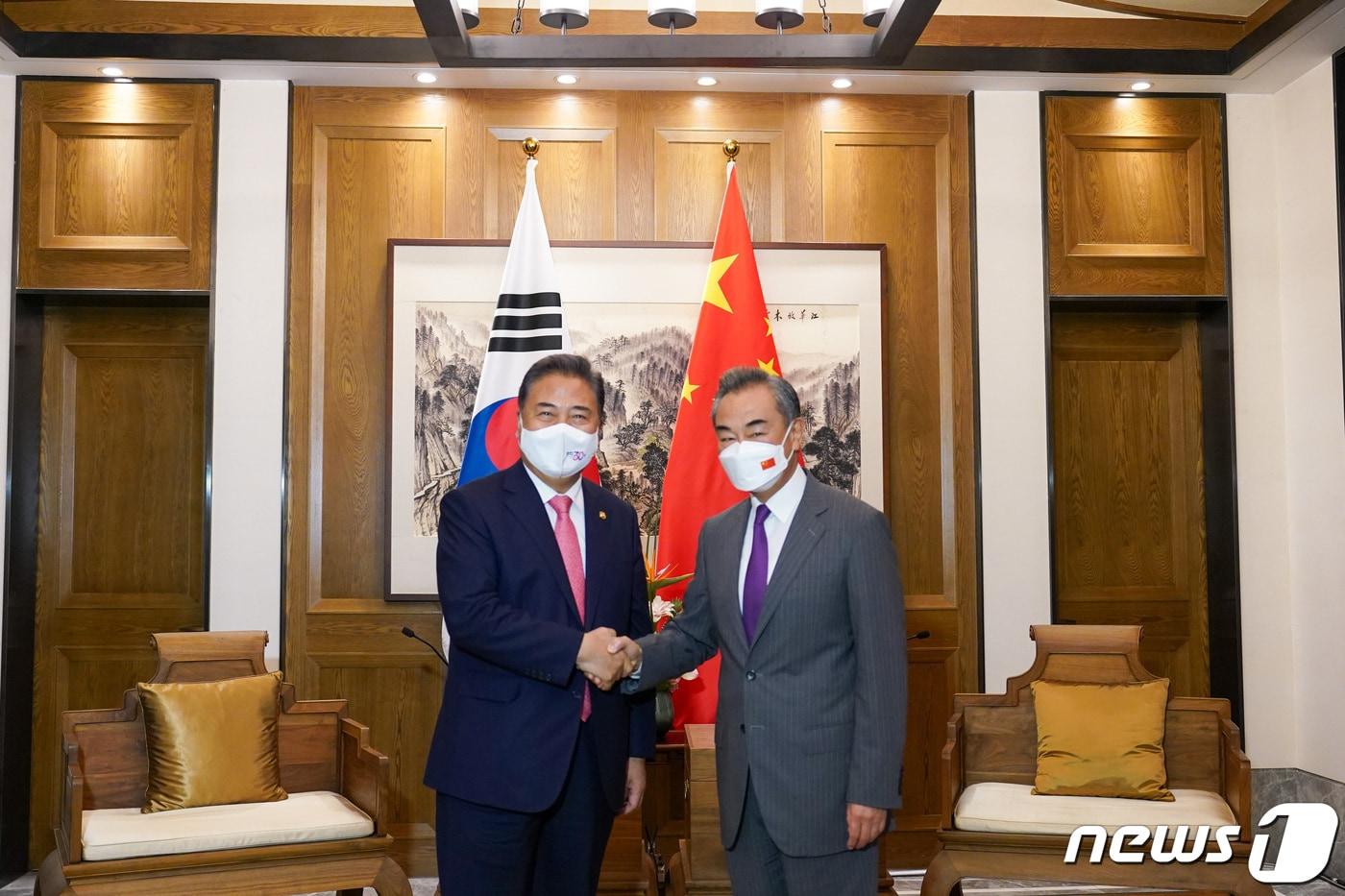 본문 이미지 - 박진 외교부 장관(왼쪽)이 9일 중국 산둥성 칭다오에서 열린 한중외교장관회담에서 왕이 중국 외교담당 국무위원 겸 외교부장과 기념촬영을 하고 있다. (외교부 제공) 2022.8.9/뉴스1 ⓒ News1 임세영 기자