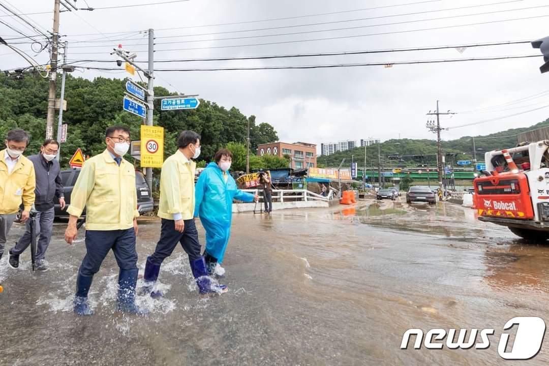본문 이미지 - 호우 피해 현장을 방문한 김동연 경기도지사. ⓒ 뉴스1