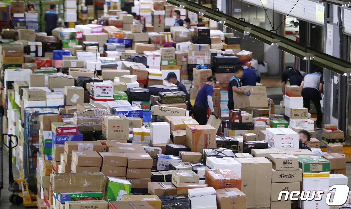추석 명절을 앞둔 1일 오전 서울 광진구 동서울우편물류센터에서 집배원 등 직원들이 택배를 분류하고 있다. 올 추석 명절 소포우편물은 약 1,917만개가 접수될 것으로 예상되고 있다. 2022.9.1/뉴스1 ⓒ News1 임세영 기자