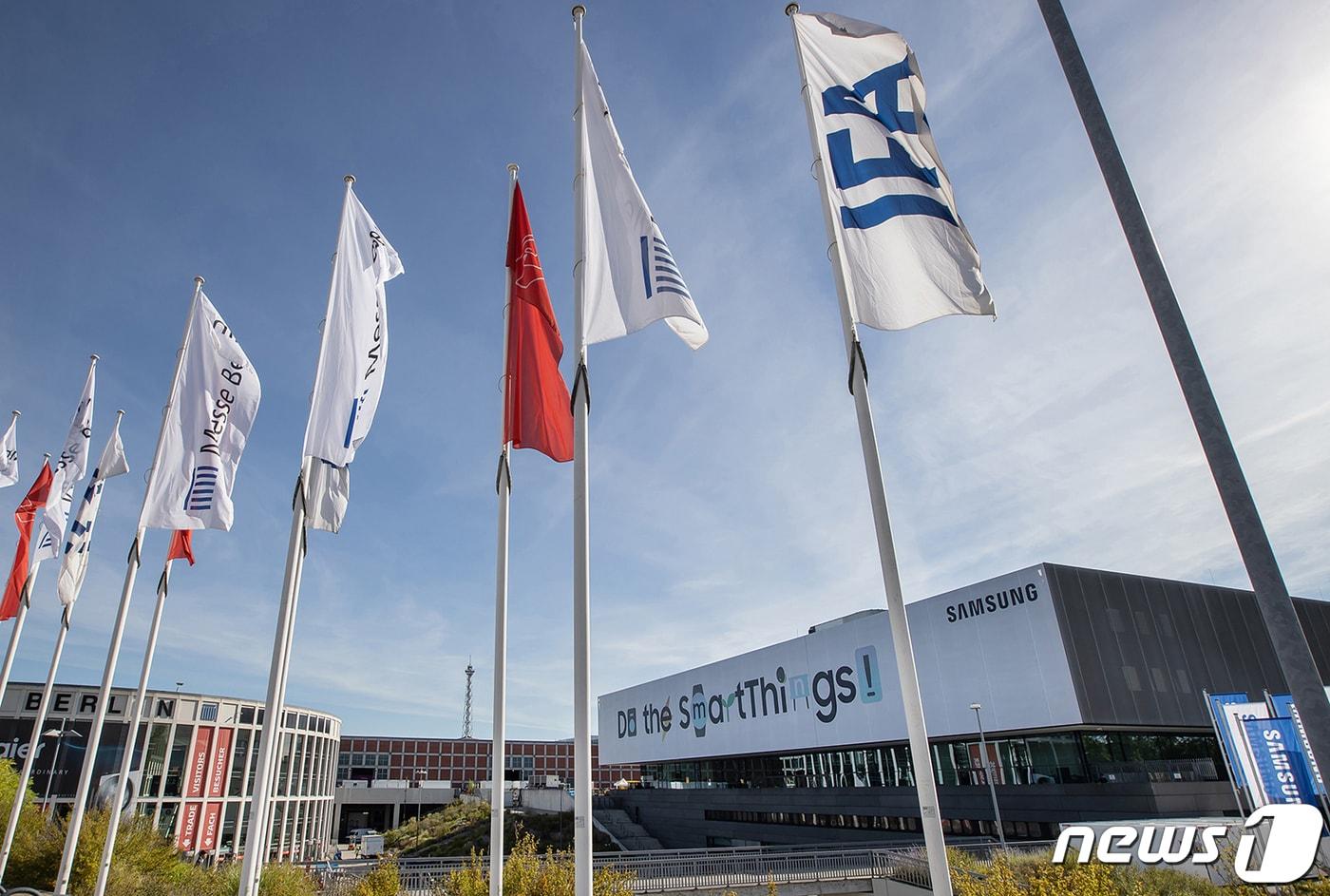지난해 9월 독일 베를린에서 열린 유럽 최대 가전전시회 'IFA 2022'. 삼성 단독 전시장이 마련된 시티큐브 베를린 건물 외관에 '스마트싱스'를 통한 새로운 소비자 경험을 강조하는 'Do the SmartThings'를 표현한 옥외 광고를 설치했다.(삼성전자 제공) 2022.9.1/뉴스1