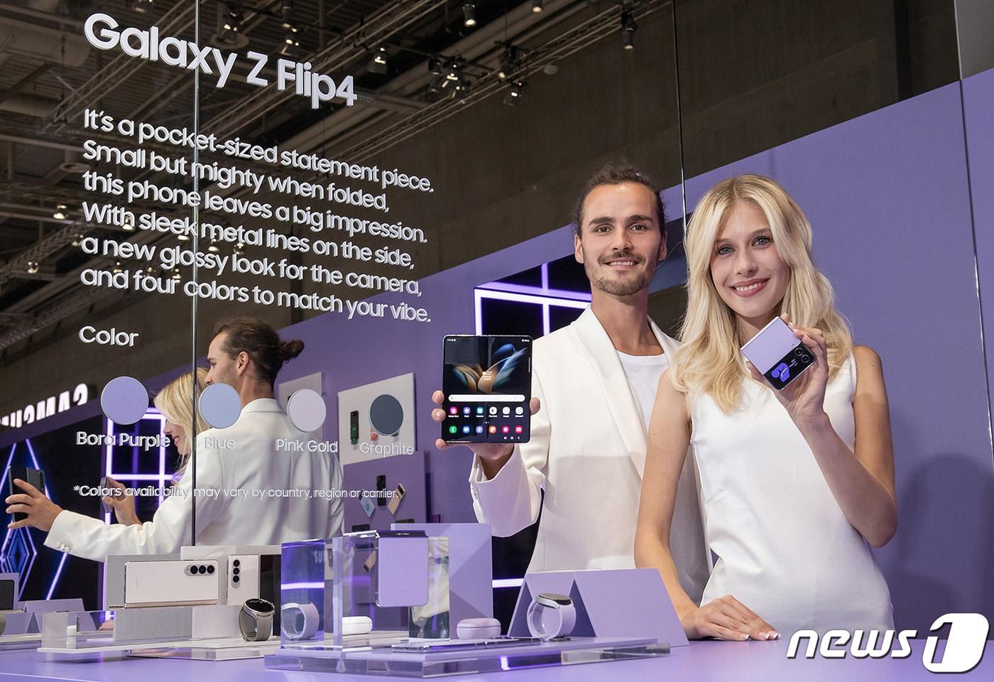 삼성전자는 오는 2일부터 6일까지 독일 베를린에서 열리는 유럽 최대 가전 전시회 'IFA 2022'에서 '스마트싱스'를 통한 새로운 소비자 경험과 지속 가능한 기술로 미래 라이프스타일을 제시한다고 1일 밝혔다. 모델이 갤럭시 존의 갤럭시 Z 플립4·Z 폴드4를 소개하고 있다. (삼성전자 제공) 2022.9.1/뉴스1