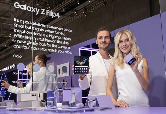 본문 이미지 - 독일 베를린에서 열린 유럽 최대 가전 전시회 'IFA 2022'에서 모델들이 갤럭시 존의 갤럭시 Z 플립4·Z 폴드4를 소개하고 있다. (삼성전자 제공) 2022.9.1/뉴스1