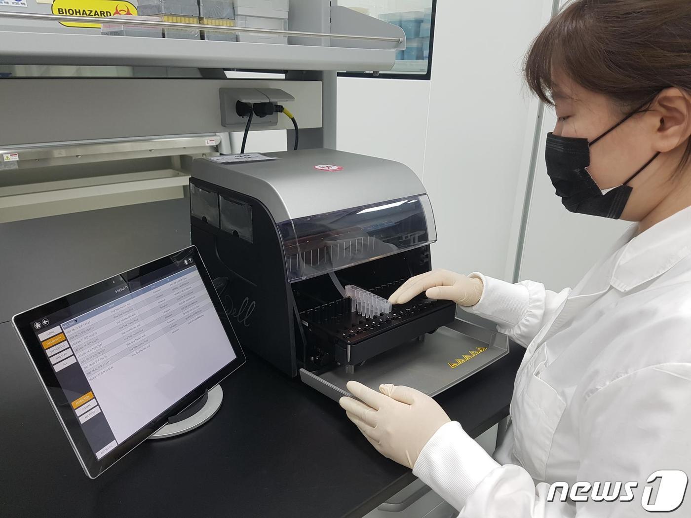 본문 이미지 - 경기도보건환경연구원은 최근 진드기 매개 감염병 환자가 9월부터 11월까지 가을철에 약 74%에 집중 발생했다며, 추석 벌초와 성묘 등 야외활동 시 주의를 당부했다.(경기도보건환경연구원 제공)